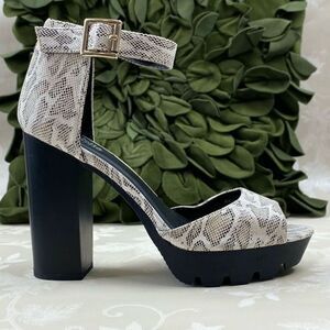 NWOT Charlotte Russe Snakeskin Platform Sandals